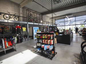 Chtěli jsme vytvořit designový obchod, kde bude nákup kola zážitkem, říká majitel Spectrumbike. Prodejnu najdete nově v Českém Vrbném