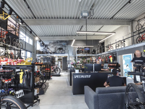 Chtěli jsme vytvořit designový obchod, kde bude nákup kola zážitkem, říká majitel Spectrumbike. Prodejnu najdete nově v Českém Vrbném