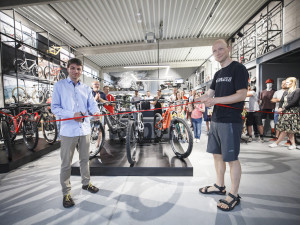 Chtěli jsme vytvořit designový obchod, kde bude nákup kola zážitkem, říká majitel Spectrumbike. Prodejnu najdete nově v Českém Vrbném