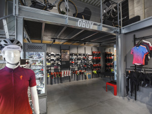 Chtěli jsme vytvořit designový obchod, kde bude nákup kola zážitkem, říká majitel Spectrumbike. Prodejnu najdete nově v Českém Vrbném