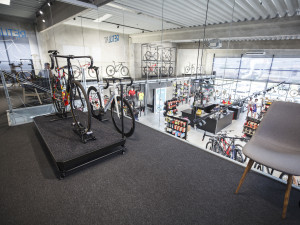 Chtěli jsme vytvořit designový obchod, kde bude nákup kola zážitkem, říká majitel Spectrumbike. Prodejnu najdete nově v Českém Vrbném