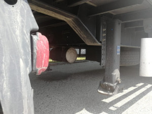 Z podvozku kamionu vyskákali tři cizinci. Migranty bezprostředně poté zadržela policie