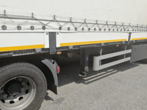 Z podvozku kamionu vyskákali tři cizinci. Migranty bezprostředně poté zadržela policie