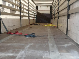 Z podvozku kamionu vyskákali tři cizinci. Migranty bezprostředně poté zadržela policie