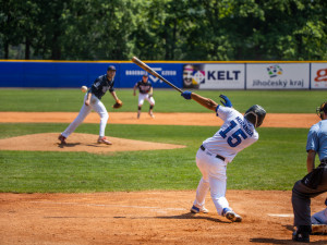 O čtvrtém postupujícím rozhodne poslední kolo. Sokol Hluboká a Tempo Praha mají po šesti bodech
