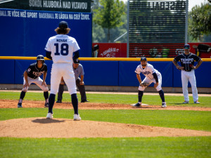 O čtvrtém postupujícím rozhodne poslední kolo. Sokol Hluboká a Tempo Praha mají po šesti bodech
