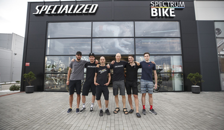 Chtěli jsme vytvořit designový obchod, kde bude nákup kola zážitkem, říká majitel Spectrumbike. Prodejnu najdete nově v Českém Vrbném