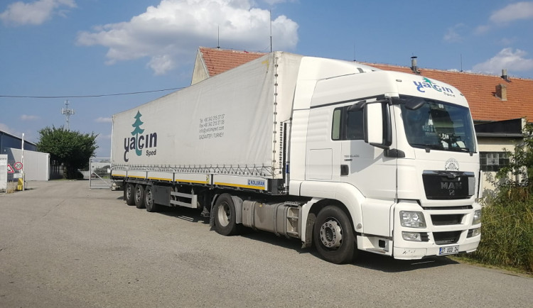 Z podvozku kamionu vyskákali tři cizinci. Migranty bezprostředně poté zadržela policie