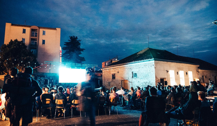 KULTURNÍ TIPY: Na náměstí zahraje Trio Traktůrek, v Žižkárně promítnou Noční můru z Elmstreet