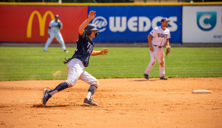 O čtvrtém postupujícím rozhodne poslední kolo. Sokol Hluboká a Tempo Praha mají po šesti bodech