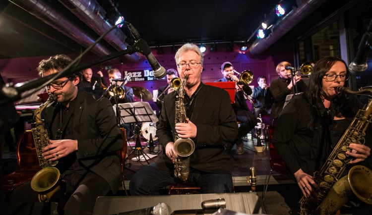Na jazzovém festivalu nemůže chybět big band, proto letos přijal pozvání na hlavní scénu Jazz Dock Orchestra