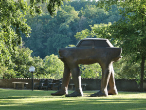 Fakáč nebo Trabant. Zámecký park v Bechyni patří sochám Davida Černého