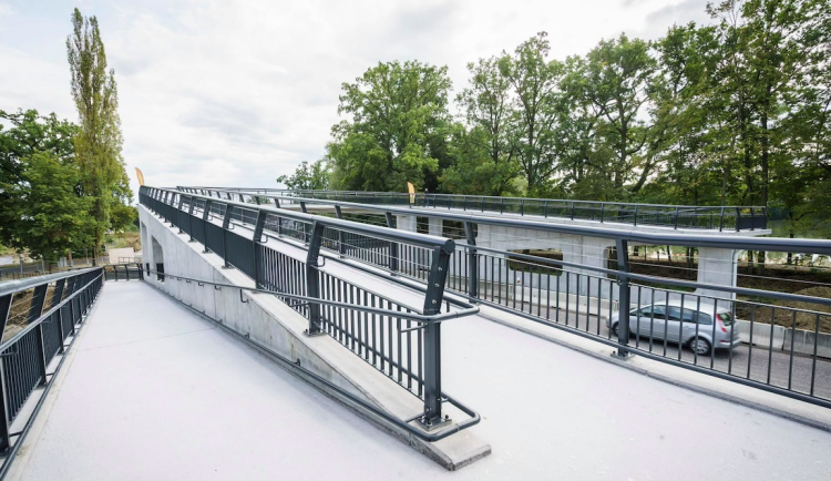 Chodci už nemusí přebíhat frekventovanou silnici. Přes hlavní tah v Sedlci vede lávka pro pěší