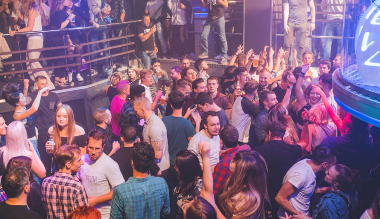 Od srpna může na akce více lidí. Očkovaní mohou tancovat