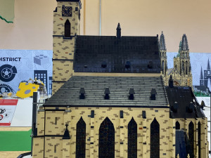 Výstava za desítky milionů láká na Lipno milovníky lega. Stavebnicový model Bradavic usiluje o zápis v knize rekordů