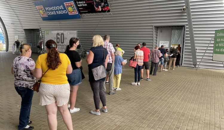 V Budějcích začalo očkování bez registrace. Lidé se u vstupu scházeli s hodinovým předstihem.