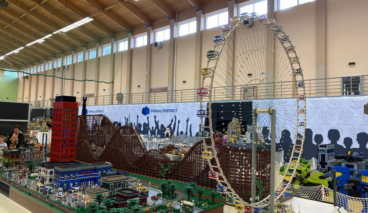 Výstava za desítky milionů láká na Lipno milovníky lega. Stavebnicový model Bradavic usiluje o zápis v knize rekordů