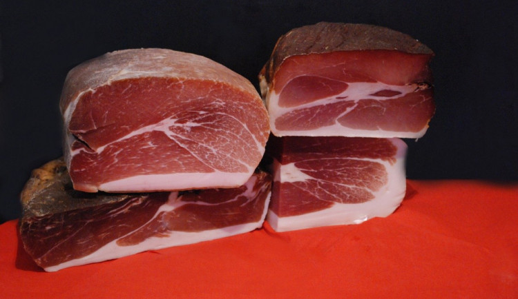 Veterináři stahují z prodeje uzený bok z Polska, obsahuje pesticid