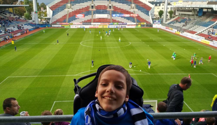 Pomůžete? Ondra, jehož chytrý mozek je kvůli přidušení uvězněn v neposlušném těle, potřebuje vozík