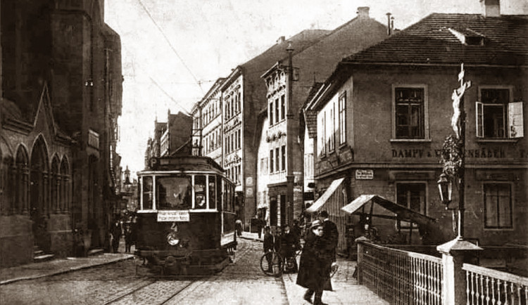 Pohled do Vídeňské ulice směrem do centra po roce 1908. (Někdejší autor snímku si jistě počkal na tramvaj.