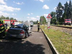 V Holubově se srazil vlak s autem. Dvě děti a řidič jsou zraněni