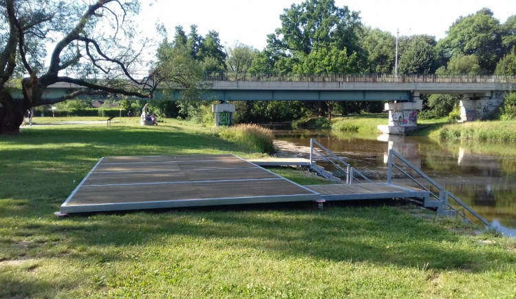 U Maláku přibylo další koupací molo. Slouží ke vstupu do Malše i k opalování.