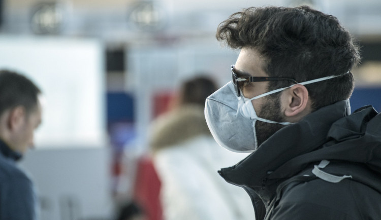 Lidé, kteří podle lékaře nemají nosit respirátor, ho nosit nemusí. Musí mít ale potvrzení