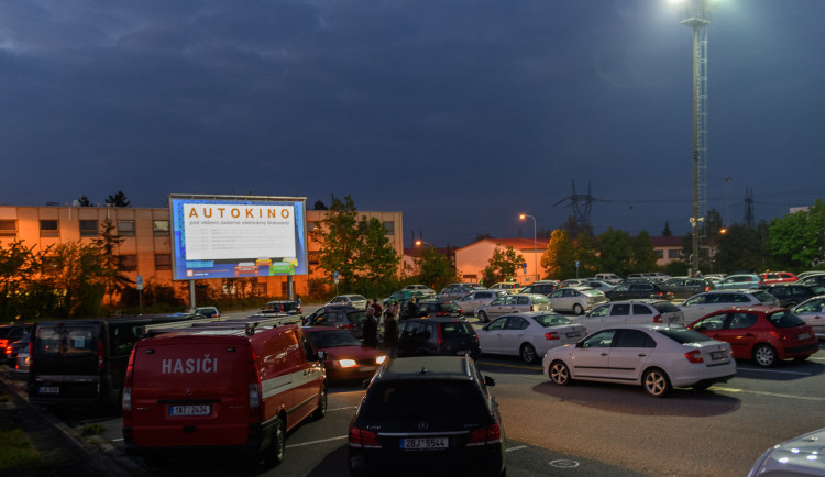 Pod chladicími věžemi v Dukovanech promítá největší autokino v Česku