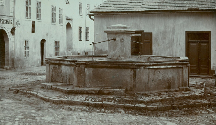 Na znojemské Mikulášské náměstí se vrátí po více než sto letech historická kašna