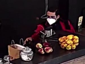 Policie hledá muže z kamerového záznamu. Poznáváte ho?