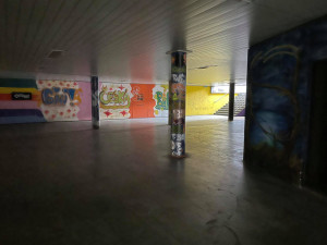 Ostuda Budějc. Podchod u nádraží zahaluje tma kvůli výpadkům elektřiny, chodci si stěžují na exkrementy