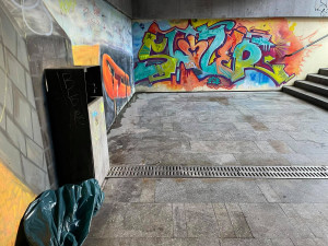 Ostuda Budějc. Podchod u nádraží zahaluje tma kvůli výpadkům elektřiny, chodci si stěžují na exkrementy