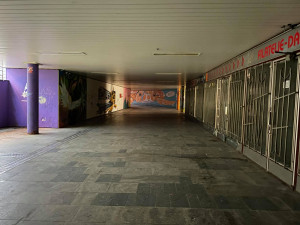 Ostuda Budějc. Podchod u nádraží zahaluje tma kvůli výpadkům elektřiny, chodci si stěžují na exkrementy