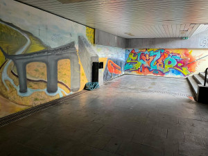 Ostuda Budějc. Podchod u nádraží zahaluje tma kvůli výpadkům elektřiny, chodci si stěžují na exkrementy