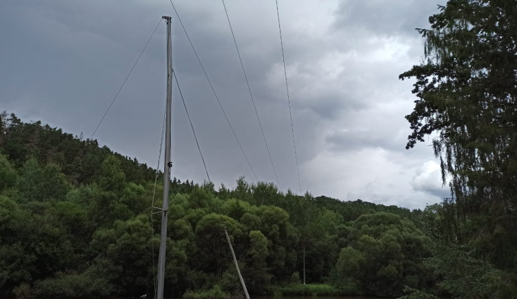 Na Lužnici narazila plachetnice do vedení vysokého napětí