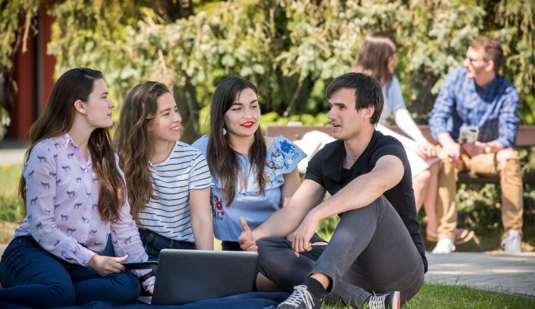 VŠTE akreditovala nové programy. Strojírenství a znalectví studenti zakončí inženýrským titulem