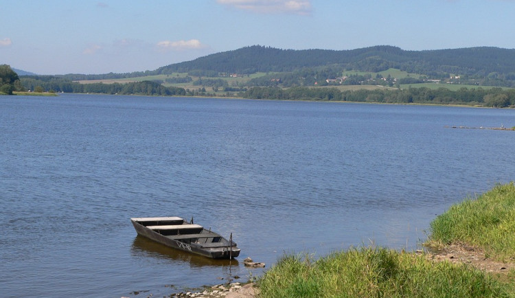 U Podolska na orlické přehradě stále platí zákaz koupání