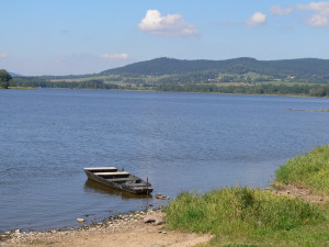 U Podolska na orlické přehradě stále platí zákaz koupání