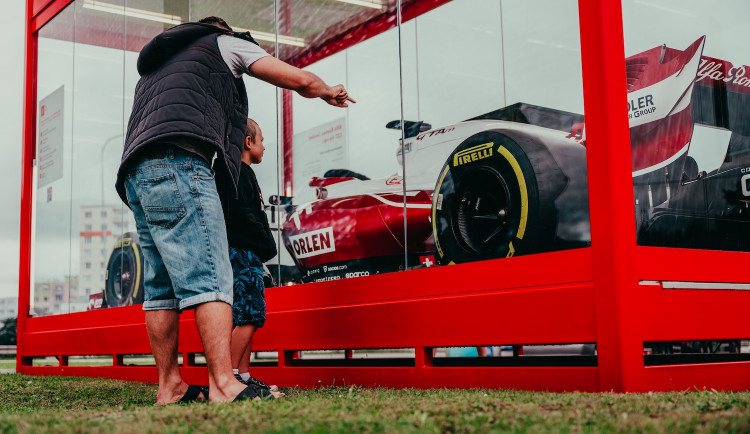 V Budějcích vystavuje stáj Alfa Romeo monopost z formule 1