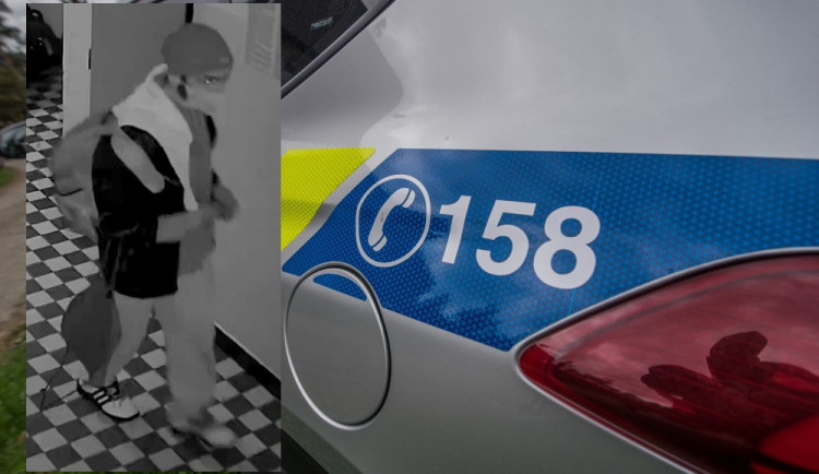 Policisté hledají muže ze snímku. Poznáváte ho?