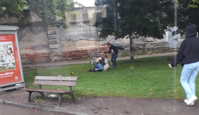 Ke rvačce dvou mladíků se přidala i dívka. Jeden z aktérů skončil v nemocnice