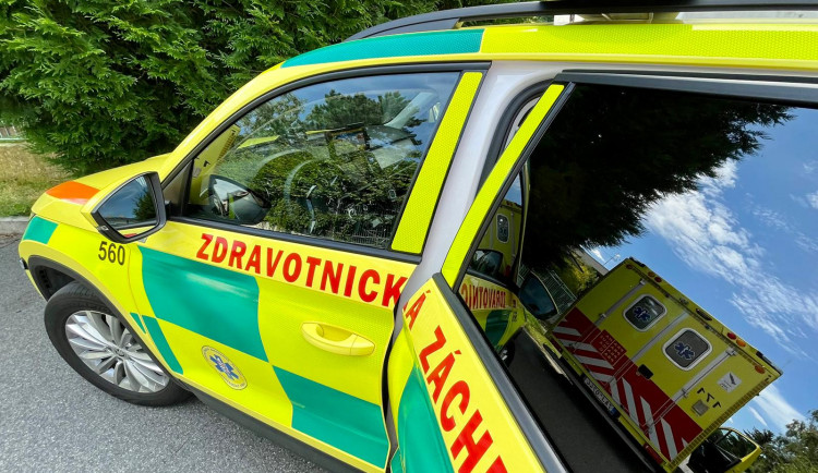 Hlavní tah na jih Čech uzavřela tragická nehoda. U Benešova se střetl autobus a osobní automobil