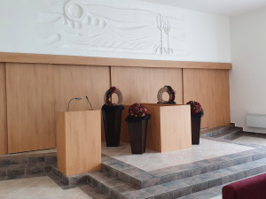 Oprava obřadní síně na českokrumlovském hřbitově vyšla na dva miliony korun. Práce budou pokračovat na podzim