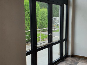 Oprava obřadní síně na českokrumlovském hřbitově vyšla na dva miliony korun. Práce budou pokračovat na podzim