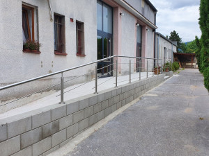 Oprava obřadní síně na českokrumlovském hřbitově vyšla na dva miliony korun. Práce budou pokračovat na podzim