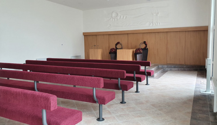 Oprava obřadní síně na českokrumlovském hřbitově vyšla na dva miliony korun. Práce budou pokračovat na podzim