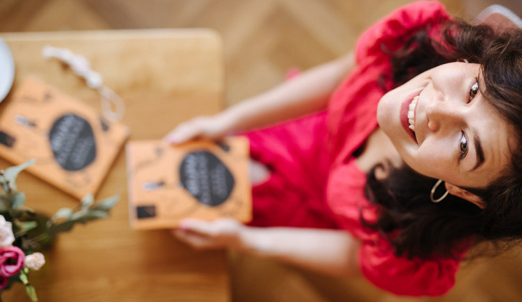 Barbora Koubková s knihou Bojuj, sračičko!