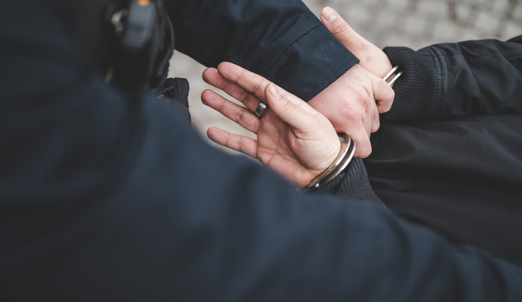 Recidivista z Českokrumlovska je obviněný ze 12 vloupání. Soud ho poslal do vazby