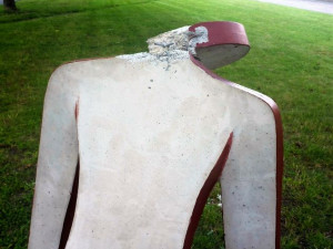 Sochám ulomil hlavy. Po pachateli pátrají policisté