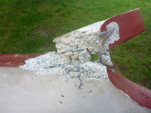 Sochám ulomil hlavy. Po pachateli pátrají policisté